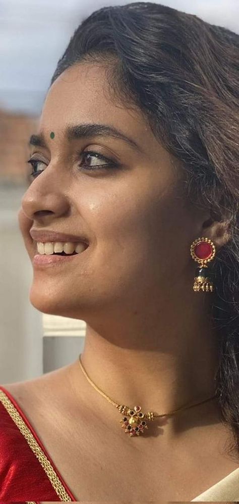 Indian Wedding Poses, Simple Jewellery, Mangalsutra Design, Keerthy Suresh, Black Beads Mangalsutra, Black Beads Mangalsutra Design, Simple Chain, Gold Bridal Earrings, Gold Jewelry Stores