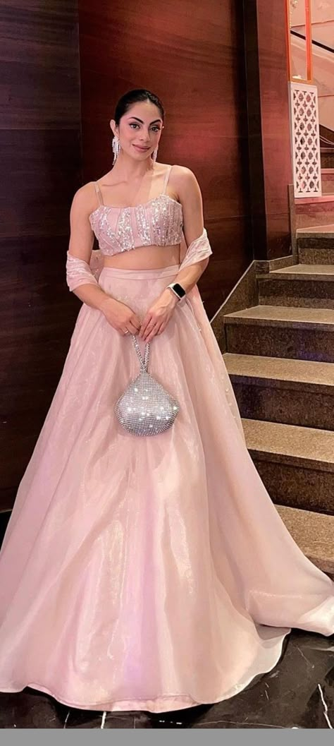 Solid Color Lehenga, Pink Lahanga Design Latest, Engagement Outfit Bridesmaid, Girlish Look Lehenga, Bridesmaid Lehnga Outfit, Simple Bridesmaid Lehenga, Contemporary Lehenga Designs, Saree Lahanga Design Latest, Pastel Pink Lehenga Simple