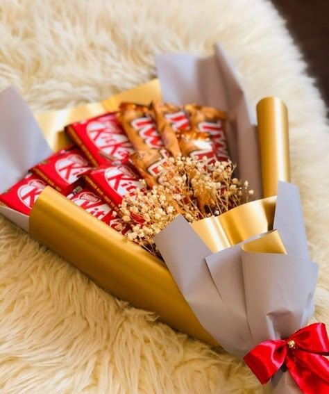 Bouquet For Him, Happy Chocolate Day, Food Bouquet, Diy Gifts To Sell, Diwali Gift Hampers, Chocolate Bouquet Diy, Candy Bouquet Diy, Best Gift Baskets, Diy Bouquet Wrap