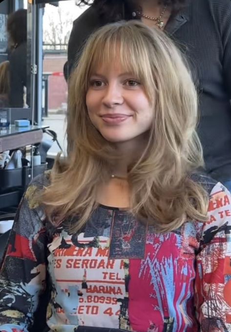 70s Hair Fringe, Wispy 70s Bangs, 1970s Haircuts Women, 80s Fringe Hair, 70s Haircut Bangs, 60s Layers Hair, 60s Shoulder Length Hair, Mid Length 70s Hair, 70s Bangs Hairstyles