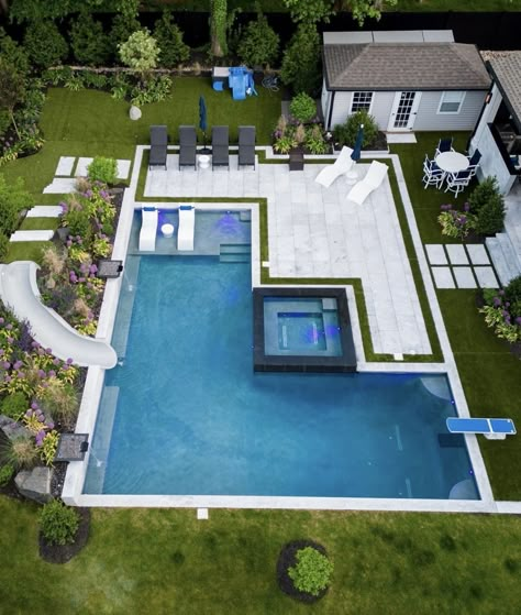 Rectangular Pool With Slide, Large Backyard Inspiration, Backyard Pool Designs Landscaping, L Shape Pool, Modern Pool Designs, Modern Pool Design, Pool With Pool House, Case Creole, Luxury Pools Backyard