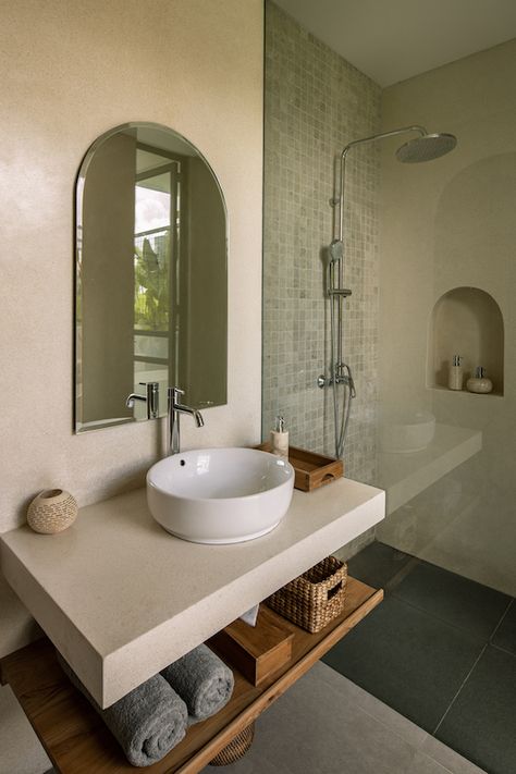 Bali Bathroom Ideas, Balinese Bathroom, Resort Bathroom, Bali Interiors, Bali Style Home, Cottagecore Garden, Interior Wall Colors, Open Bathroom, Modern Bathroom Tile