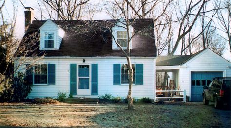 small-cape-cod-home-with-garage-b5b72a4a Cape Cod Style House Exterior, Cap Cod Style Homes, Mid Century Cape Cod, Cape Cod Siding, Tiny Japanese House, Cape House Exterior, Cape Cod Kitchen, Cape Cod Exterior, Front Porch Remodel