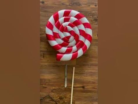 Diy Peppermint Christmas Decor, Candy Cane Lollipops Diy Christmas, Diy Lollipops Decorations, Christmas Candy Cane Diy, Giant Lollipops Diy, Diy Candy Canes Decorations, Lollipop Christmas Decorations, Diy Giant Lollipops Christmas, Christmas Candy Outdoor Decorations