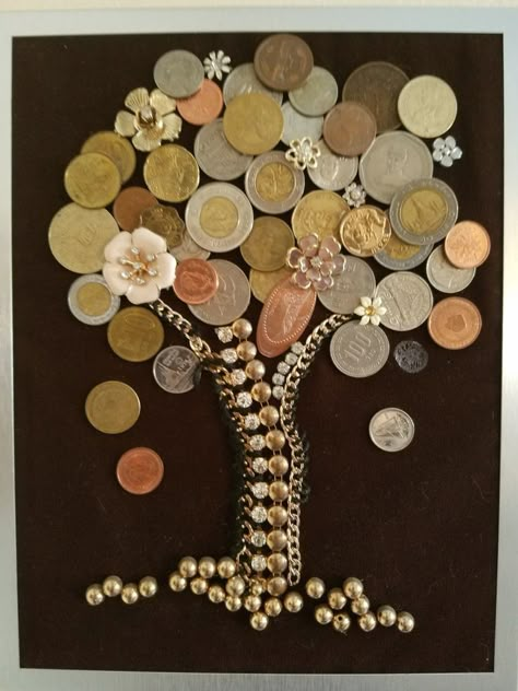 Jewelry Tree Craft, Coin Crafts, Buttons Crafts Diy, Key Crafts, Old Jewelry Crafts, Costume Jewelry Crafts, Ikea Hallway, Vintage Jewelry Repurposed, Jewelry Christmas Tree