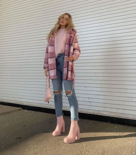 Outfit Rosa Invierno, Pink Boots Outfit, Fad Fashion, Samantha Eve, Outfit Recreation, Outfit Botas, Winter Boots Outfits, Look Rose, Female Celebrity Fashion