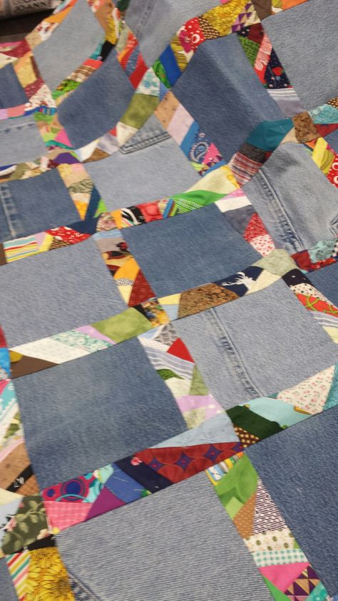 Återvinna Jeans, Denim Quilt Patterns, Blue Jean Quilts, Crumb Quilt, Patchwork Tattoo, Jean Quilt, Patchwork Sleeve, Quilt Modernen, Scrappy Quilt Patterns