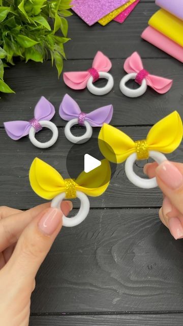 Viktoriia Kazaku - Viki Studio DIY 🇺🇦🇨🇦 on Instagram: "1 minute + 1 circle! 😱 How to make EASY Rubber Band Tutorial #diy #diycrafts #craftideas #headband #rubberbands #hairaccessories" Diy Pearl Hair Accessories, Rubber Band Design, Diy Baby Bows Headbands, Diy Hair Accessories Tutorial, Baby Headband Tutorial, Easy Hair Bows, Hair Accessories Diy Headband, Diy Baby Bows, Hair Accessories Tutorial