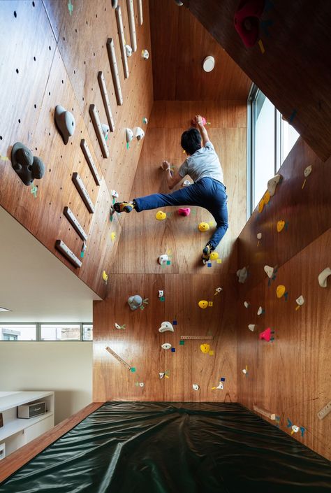 Home Climbing Wall, Indoor Climbing Wall, Bouldering Wall, Design Japonais, Climbing Holds, Rock Climbing Wall, Indoor Climbing, Climbing Gym, Rock Wall