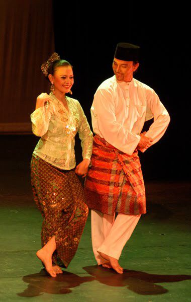 Joget - Malaysian Cultural Dance Zapin Dance Malaysia, Zapin Dance, Malay Traditional Clothes, Malaysian Culture Art, Malaysian Traditional Clothing, Malaysian Aesthetic, Kebudayaan Malaysia, Malaysia Traditional Clothes, Malaysian Culture