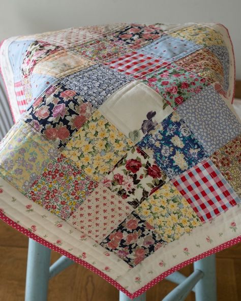 Easy Patchwork Quilt, Quilt Play Mat, Shabby Chic Quilts, Charm Square Quilt, Patchwork Quilting Designs, Pink Polkadot, Cottage Quilt, Mug Rug Patterns, Basic Quilt