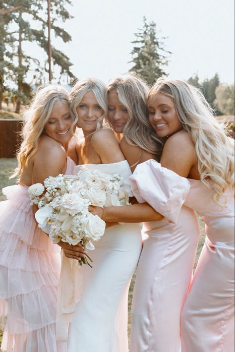 Bridesmaids With Bride Photos, Wedding With 3 Bridesmaids, Wedding Photography Bride And Bridesmaid, Bride With 2 Bridesmaids, Wedding Photoshoot Bridesmaids, Bridemates Photoshoot, Cute Getting Ready Wedding Pictures, Bridal Party Photos 3 Bridesmaids, Bridesmaids Photo Poses