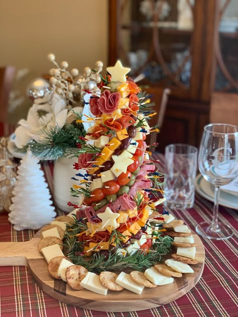 Christmas Charcutertree Board, Standing Christmas Tree Charcuterie, Charcuterie Xmas Tree, Christmas Charcutertree, Winter Finger Foods, Office Christmas Party Food, Fun Christmas Dinner Ideas, Christmas Eve Finger Food Ideas, Charcuterie Christmas Tree