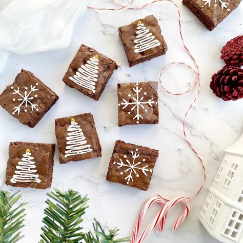 Brownie Decorating Ideas, Brownies Ideas, Holiday Bakes, Decorated Brownies, Brownie Vegan, Christmas Bakes, Christmas Pastries, Christmas Brownies, Gold Sprinkles