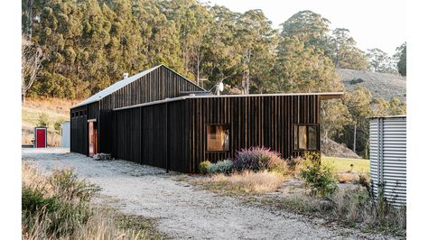 Barn Style House Exterior, Modern Barn House Exterior, Tiny Barn House, Contemporary Farm House, Barn Architecture, Modern Barn Style, Tiny Beach House, Tin Shed, Sustainable House