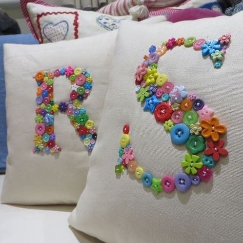 Tas Denim, Buttons Crafts Diy, Letter Cushion, Button Creations, Cushion Cover Designs, Diy Buttons, Organic Modern Decor, 자수 디자인, Button Art