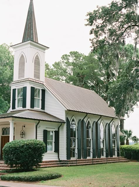 Autumn & Philip planned a luxurious getaway for the two of them and their closest family and friends at the gorgeous Montage Palmetto Bluff in Bluffton, South Carolina. Autumn & Philip’s Southern Vogue Wedding was a planning and travel experience that quite literally took us places we never expected, but it was an utter delight throughout! Venues | Ceremony Venue | Reception Venue | Garden Chapel Wedding, South Carolina Church Wedding, The Montage Palmetto Bluff, Charleston South Carolina Wedding Venues, Wedding Venues In South Carolina, Palmetto Bluff South Carolina, Wedding Venue Mansion, Southern Church Wedding, Southern Garden Wedding