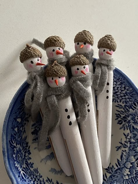 How to make little Peg Snowmen - two perfect craft days Peg Craft Ideas, Old Clothes Pins Ideas, Clothes Pegs Crafts, Christmas Bazaar Crafts Homemade Gifts, Dolly Peg Christmas Decorations, Clothes Pin Diy Crafts, Clothespin Snowflake Diy, Dolly Pegs Christmas, Dolly Pegs Ideas