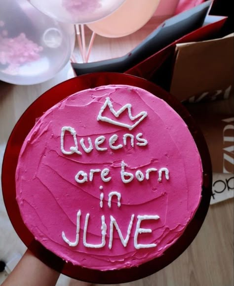 Birthday Cake Quotes, 17 Birthday Cake, Cake Quotes, Born In June, Funny Birthday Cakes, 18th Birthday Cake, Mini Cakes Birthday, Queen Birthday, Creative Birthday Cakes