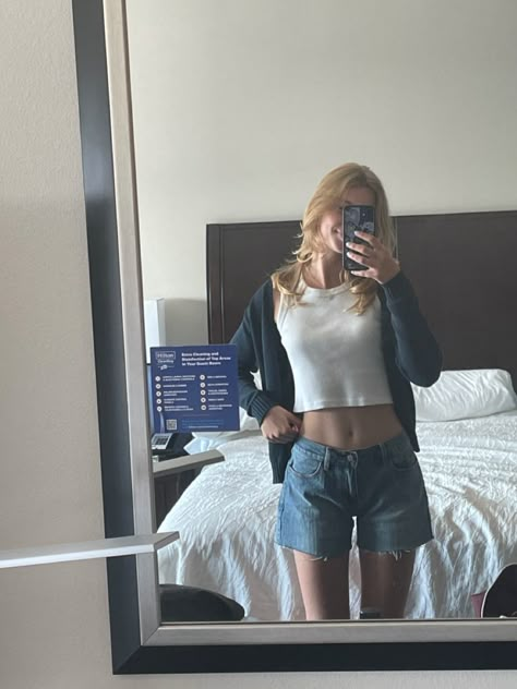 Casual Summer Outfits Denim Shorts, Low Waist Jean Shorts Outfit, Denim Short Shorts Outfit, Low Waisted Jean Shorts Outfit, Low Waisted Bottoms, Denim Shorts Low Waist, Low Waist Shorts Outfit Aesthetic, Small Shorts Outfit, Low Waisted Denim Shorts Outfit