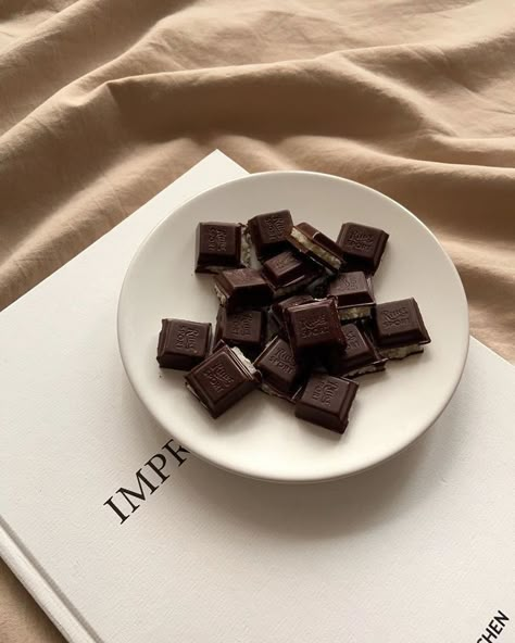 chocolate food and aesthetic image <img alt= src="https://data.whicdn.com/images/346118103/origin Romeo I Julia, Ritter Sport, Chocolate Girls, Cream Aesthetic, Think Food, Healthy Chocolate, Beige Aesthetic, Brown Aesthetic, Puddings