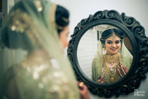 Photo of Bride looking in the mirror shot Bride Mirror Photo, Mirror Photoshoot, Photo Of Bride, Marriage Photo, Nice Couple, Looking In The Mirror, Bride Photos Poses, Wedding Mirror, Mirror Photography