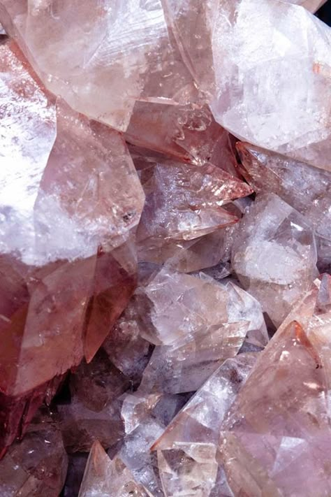 Base Eyes, Pictures Of Crystals, Crystal Background, Rose Gold Aesthetic, Glitter Gloss, Crystal Aesthetic, Pretty Rocks, Gold Aesthetic, Beauty Aesthetic