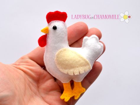 Chicken Felt Ornament, Felt Crafts Diy Easy, Felt Chicken Ornament, Felt Chicken Pattern, Felt Rooster, Felt Chicken, Felt Magnet, Felt Craft Projects, Felt Ornaments Patterns