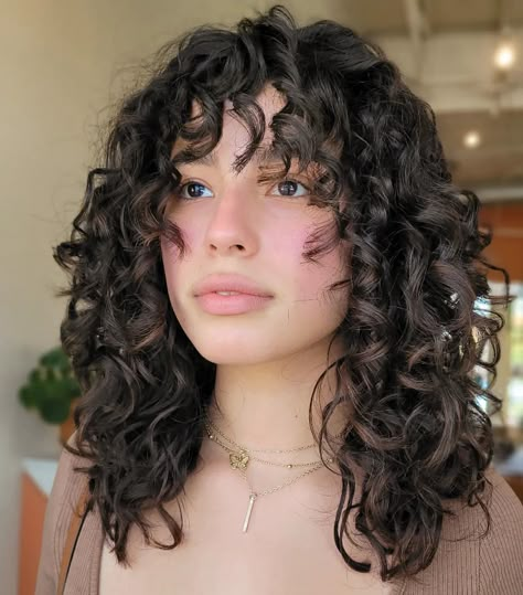 Long Layered Curly Hair, Layered Curly Haircuts, Curly Layers, Natural Curly Hair Cuts, Bob Haircut Curly, Layered Curly Hair, Curly Hair Photos, Curly Bangs, Haircut Inspo