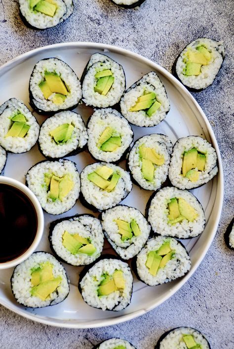 Sushi With Avocado, Koreansk Mad, Avocado Sushi, Healthy Sushi, Veggie Sushi, Avocado Roll, Sushi Roll Recipes, Vegan Birthday, Sushi Cake