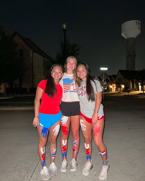 Hand Prints On Legs Paint Football Games, 4 Th Of July Leg Painting, Leg Painting Ideas For Football Games, Red White And Blue Leg Paint, Fourth Of July Spirit Week, 4th Of July Running Outfit, Usa Leg Paint Ideas, America Outfits Spirit Week, 4th Pf July Outfits Aesthetic