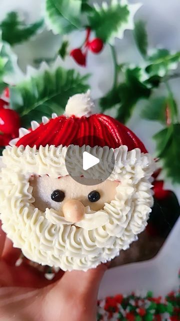 Ariana Grande Santa Tell Me, Santa Tell Me, Santa Cupcakes, Easy Christmas Cake Recipe, Christmas Cupcakes Decoration, Santa Cake, Cupcake Videos, Baking With Coconut Oil, Santa Cups