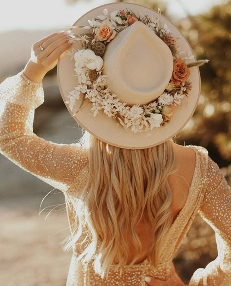 Bridal Cowgirl Hat With Veil, Bride Hat Boho, Boho Hat Wedding, Hats With Wedding Dresses, Boho Cowgirl Bachelorette, Bridal Hat Boho, Boho Bride With Hat, Western Wedding Hat, Cowgirl Hat Wedding