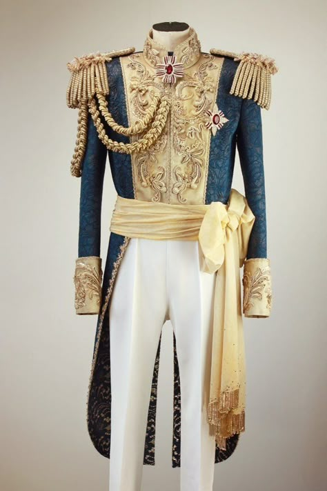 Peacefulworld — Oscar and Andre ‘s uniforms from Rose of... Masquerade Tuxedo, Cloth Inspiration, Royal Clothes, Prince Clothes, Don Pedro, King Outfit, Lady Oscar, Casual Man, Royal Clothing