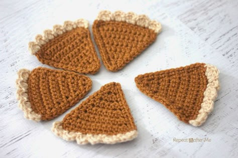 Crochet Pumpkin Pie, Pumpkin Bunting, Crochet Christmas Garland, Thanksgiving Crochet, Crochet Bunting, Crochet Appliques, Repeat Crafter Me, Crochet Skull, Fall Crochet Patterns