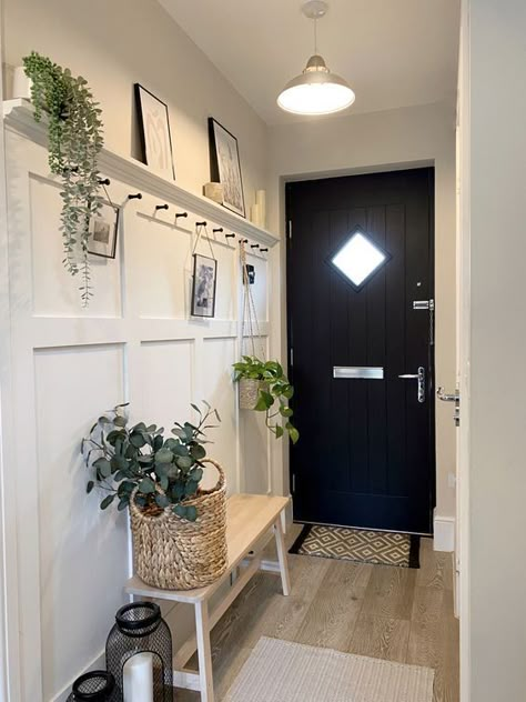 Small Hallway Decorating, Narrow Entryway Decor, Small Entrance Halls, Cottage Hallway, Vstupná Hala, Bungalow Interior, Hallway Makeover, Narrow Entryway, Annual Leave