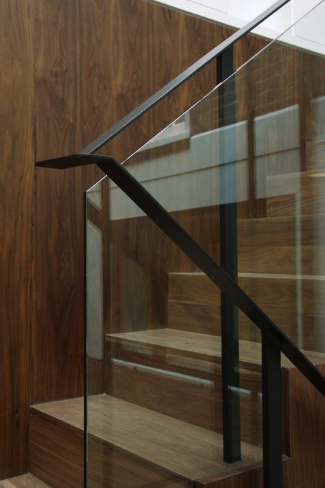 . Wood Railings For Stairs, Design Stairs, Glass Handrail, Metal Stair Railing, Modern Stair Railing, Interior Railings, Interior Balcony, Staircase Handrail, Iron Stair Railing