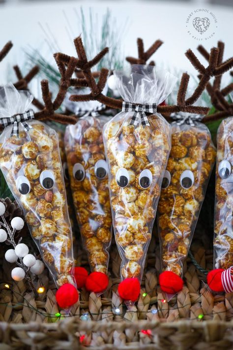 Joululahjat Diy, Christmas Candy Crafts, Christmas Chandelier, Christmas Candy Gifts, Cracker Jack, Christmas Homescreen, Cracker Jacks, Candy Crafts, Caramel Corn