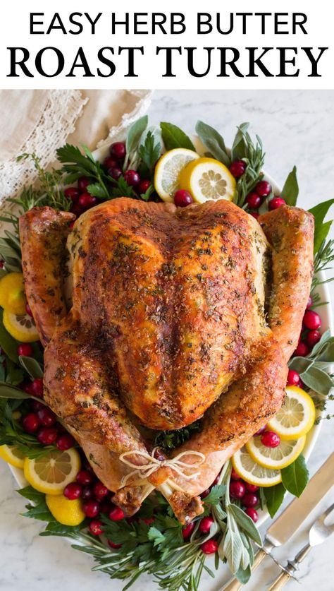 Turkey For Christmas Dinner, Baking Turkey, Lunch Pictures, Turkey Bake, Turkey Sides, Turkey Pictures, Table Meals, Turkey Tips, Turkey Roasting