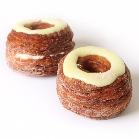 Cronut Recipe, Croissant Donut, How To Temper Chocolate, Baked Donut Recipes, Cronut, Breakfast Sweets, Flavored Sugar, Party Dishes, Doughnut Recipe