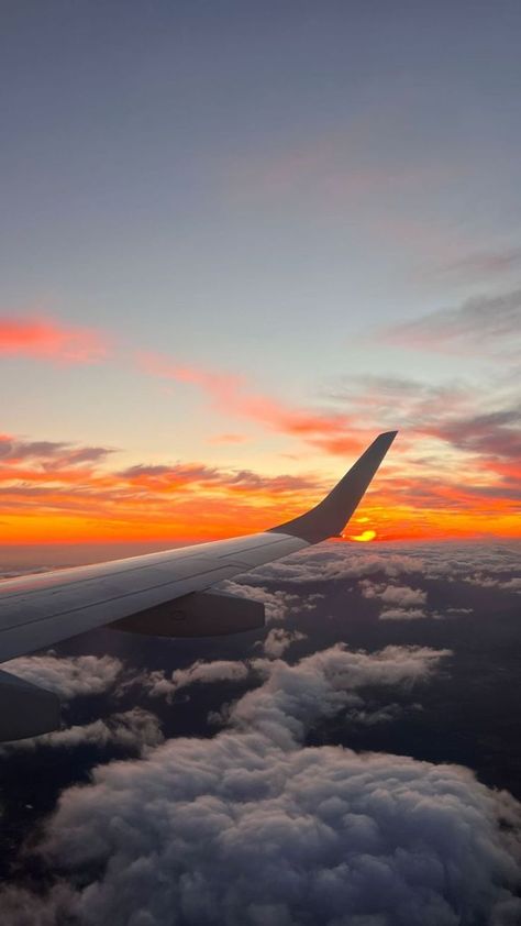 Airplane Window View, Airplane Wallpaper, Airport Aesthetic, Travel Picture Ideas, Airplane Photography, Pinterest Photography, Photography Sunset, Pretty Landscapes, Style Instagram