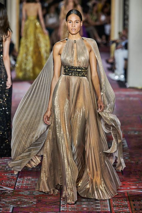 Costumes Faciles, Zuhair Murad Haute Couture, Elastic Dress, Egyptian Fashion, Beachy Dresses, 2019 Couture, Gold Gown, Gareth Pugh, Couture Mode