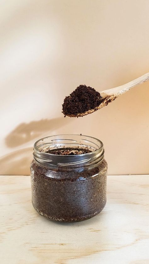 Coffe Body Scrub, Good Gifts For Friends, Old Coffee Grounds, Diy Coffee Scrub, Coconut Scrub, Coffee Scrub Diy, Coffee Scrubs, Skin Facts, Instagram Community