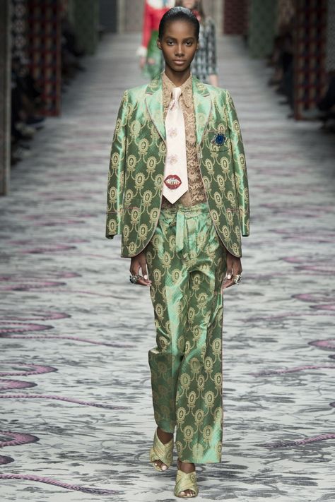 Gucci Is Taking Fashion Show to London. Here's a look from Gucci’s Spring/Summer 2016 collection. Silhouette Mode, Gucci Spring, Milano Fashion Week, Gucci Fashion, 2016 Fashion, Mode Inspiration, Fashion Week Spring, Milan Fashion Week, Missoni