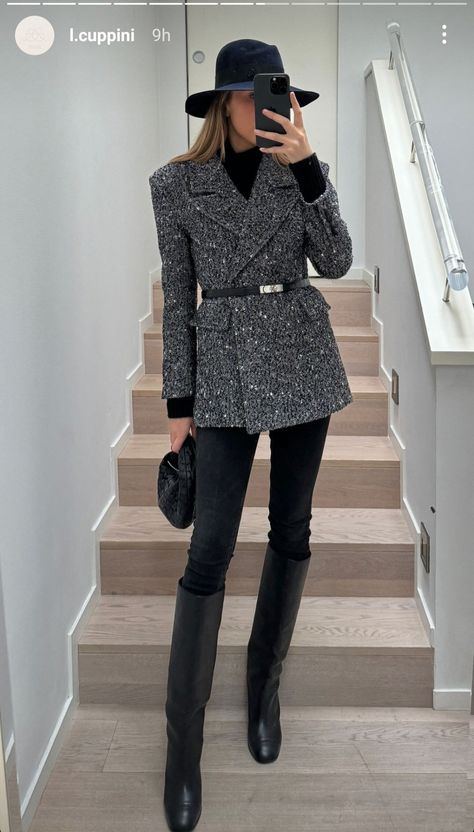 Tweed Coat Outfit, Long Tweed Coat, Modern Workwear, Business Casual Style, Coat Elegant, Office Outfit, Fashion Business Casual, Tweed Coat, Coat Outfits