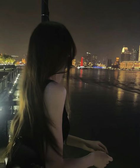 #night #aesthetic #ulzzang #city #citylights #faceless Tifa Ff7 Remake, Kore Ulzzang, Y2k Profile Picture, Korean Picture, Girls With Black Hair, Travel Pictures Poses, Photos For Profile Picture, 사진 촬영 포즈, Universal Language