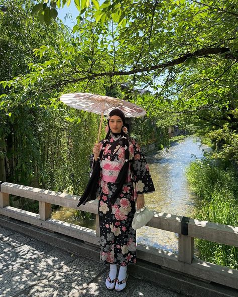 The kimono I wore in Kyoto during AFW ƪ(˘⌣˘)ʃ I’m never leaving Japan. Kyoto Pictures Ideas, Japanese Kimono Outfit, Kimono Outfit Japanese, Quince Themes, Kimono Outfit, Kimono Japanese, Casual Kimono, Japan Kimono, Autumn Fits