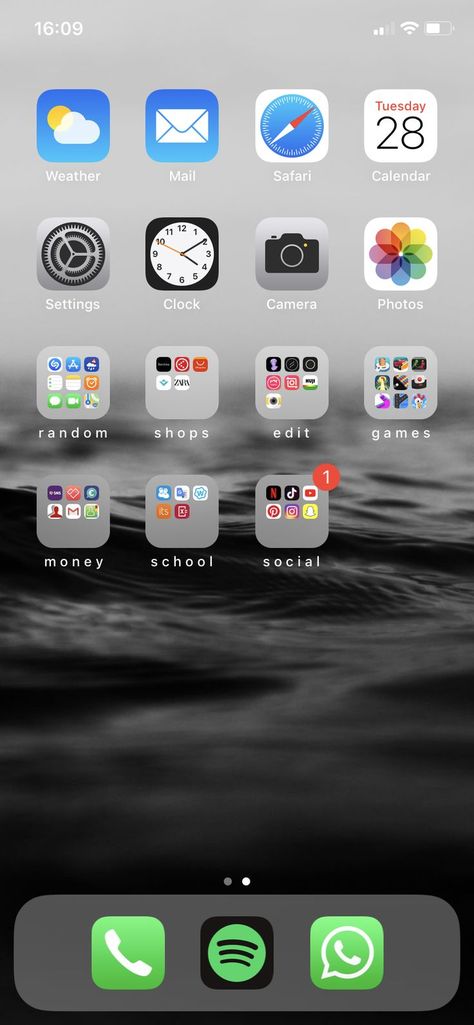 Iphone Xr Home Screen, Organize Apps On Iphone, Whats On My Iphone, Organize Phone Apps, Iphone Home Screen Layout, Organization Apps, Iphone Organization, Iphone App Layout, App Layout