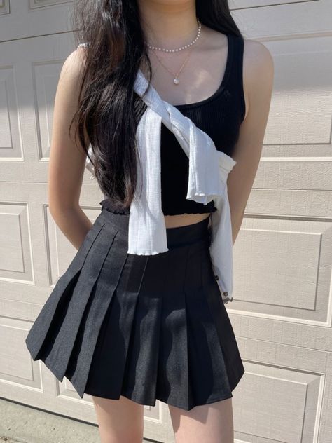 Preppy Outfits Tennis Skirt, Tennis Skirt Outfits Aesthetic, Tennis Skirt Inspo Outfit, Sports Skirts Outfit, Black Pleats Skirt Outfit, Pleated Skirt Outfit Street Style, How To Style A Tennis Skirt In Summer, Black Skirt Outfit Pleated, Black Skirt Outfit Summer Aesthetic