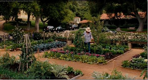 Nancy Meyers: Movie Interiors - COTTONWOOD & CO Meryl Streep House, Its Complicated Movie, Its Complicated House, Its Complicated, Nancy Meyers Movies, Equestrian Ranch, Elevated Gardening, It's Complicated, Potager Garden